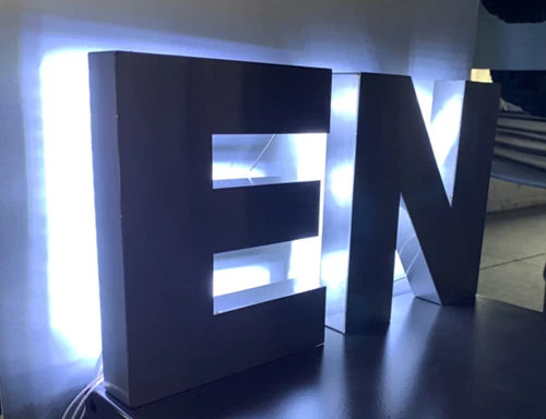 看板などの電気配線組立